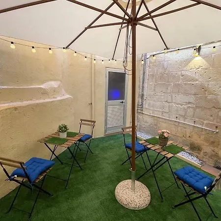 2 Bed In Heart Of St Julians - 5min From Seafront Apartment